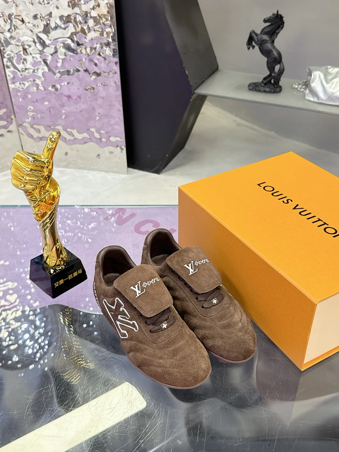 Factory price: 700💰 2025 new LV sneakers for couples, 🔥🔥🔥You will look fashionable when you wear them ❤️ LV football shoe series 💗 This Footprint Soccer sneaker was unveiled in the 2025 spring and summer series fashion show. It is the first sneaker designed by Pharrell Williams inspired by football shoes. The shoes are inspired by football, a sport that spans generations and cultures💎, echoing the theme of unity and universal participation in the 2025 spring and summer series fashion show. The shoe is known for its sleek design, with the dynamic IV Initials logo embellished on the side, the Lvers United emblem inspired by the football team on the tongue, and the sole patterned rubber sole decorated with multiple Louis Vuitton logos. Stylish and casual wear, a trend-setter in the fashion industry. Made of imported cowhide with full craftsmanship💓 Number of sizes (women’s 35-41, women’s 41 customized) (men’s 39-46, 45-46 customized)